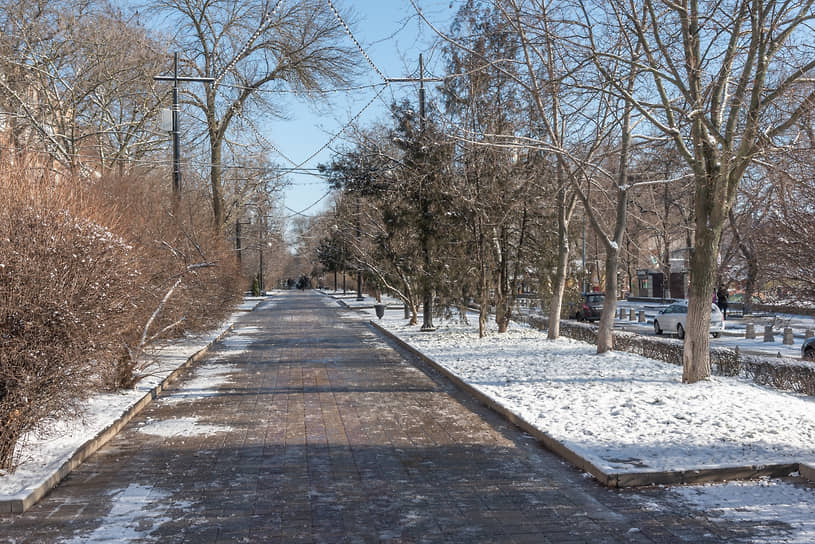 Резкое похолодание и снег в городе.