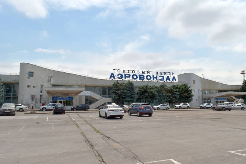 Вблизи видно, что «Аэровокзал» — это лишь название торгового центра