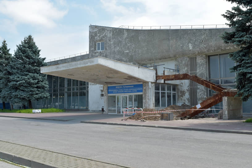 Так выглядит теперь вход в бывший зал международного сектора