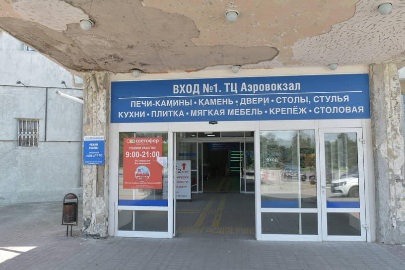 Здесь прибывших в Ростов авиапассажиров встречали многочисленные назойливые таксисты