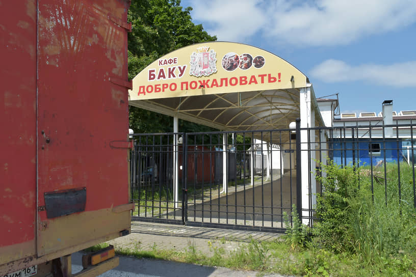 Сравнительно недавно под этой аркой проходили в VIP-зал VIP-пассажиры