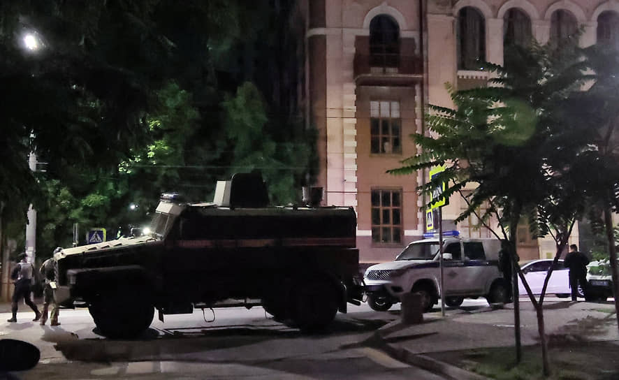 Ситуация в Ростове-на-Дону. Автомобиль полиции и военная техника на улице города.