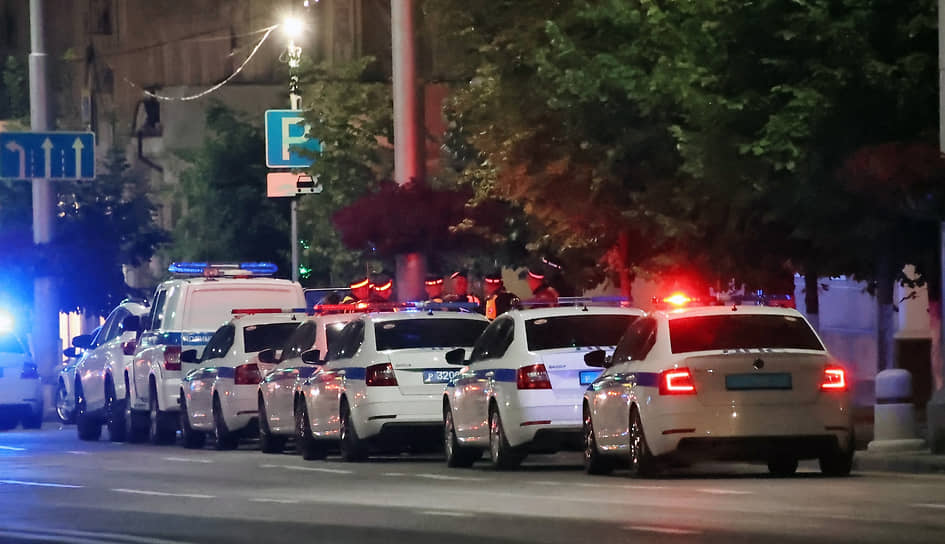 Ситуация в Ростове-на-Дону. Автомобили полиции, припаркованные у обочины проезжей части.
