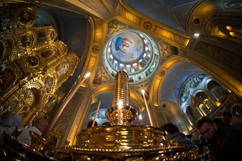 Праздничное Пасхальное богослужение в Ростовском кафедральном соборе Рождества Пресвятой Богородицы