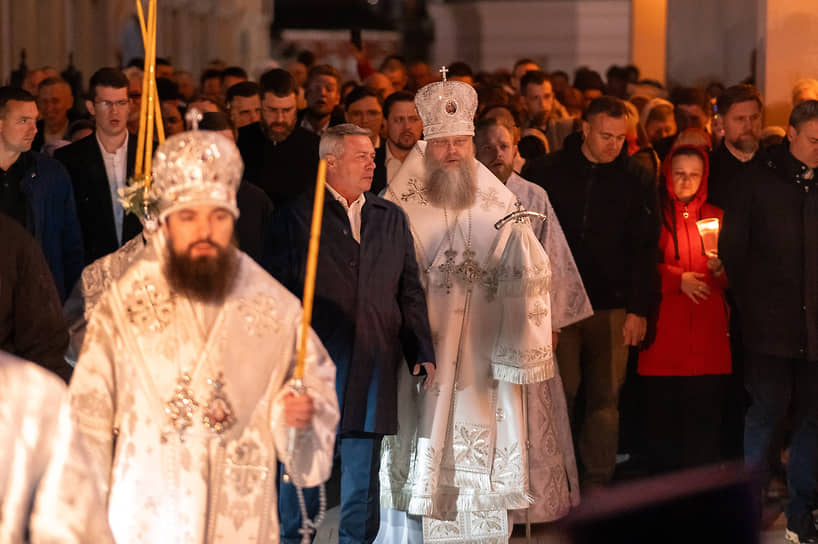 Праздничное Пасхальное богослужение в Ростовском кафедральном соборе Рождества Пресвятой Богородицы