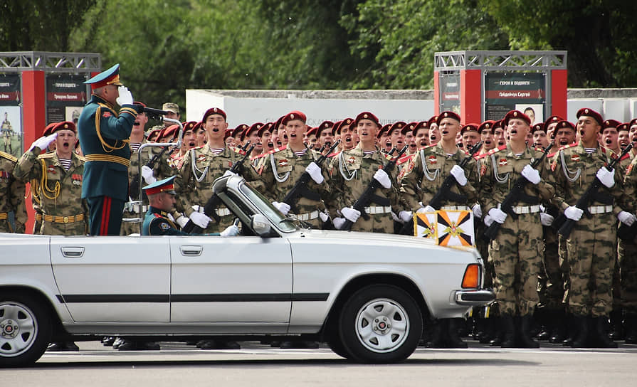 Военный парад на Театральной площади, посвященный 79-й годовщине Победы в Великой Отечественной войне. Заместитель командующего войсками Южного военного округа Владимир Кочетков во время парада