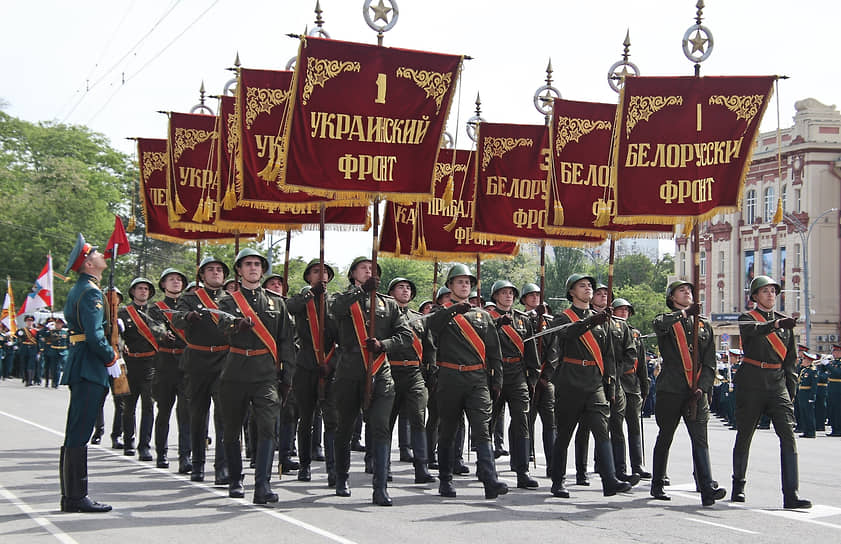 Военный парад на Театральной площади, посвященный 79-й годовщине Победы в Великой Отечественной войне. Парадный расчет со штандартами фронтов во время парада
