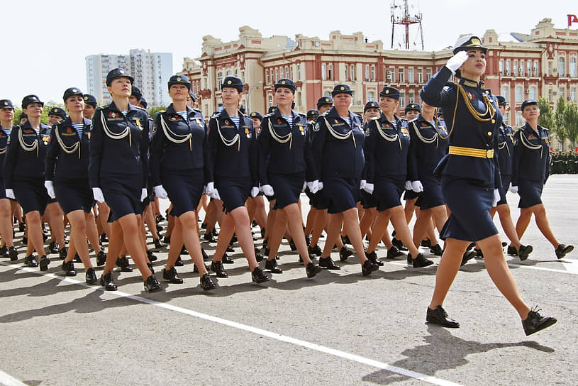 Военный парад на Театральной площади, посвященный 79-й годовщине Победы в Великой Отечественной войне. Парадный расчет военнослужащих-женщин во время парада