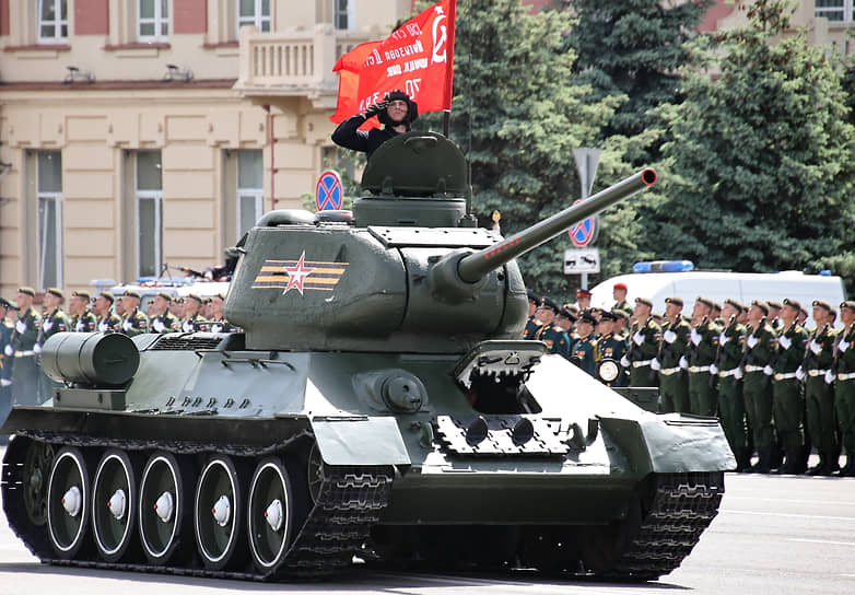 Военный парад на Театральной площади, посвященный 79-й годовщине Победы в Великой Отечественной войне. Танк Т-34-76 во время парада