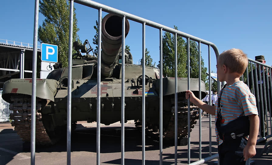 Выставка трофейной военной техники, захваченной военнослужащими Южной группировки войск в ходе выполнения задач специальной военной операции на Донецком и Авдеевском направлениях в Донецкой Народной Республики в парке культуры и отдыха &quot;Левобережный&quot;. Мальчик на выставке.