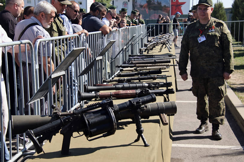 Выставка трофейной военной техники, захваченной военнослужащими Южной группировки войск в ходе выполнения задач специальной военной операции на Донецком и Авдеевском направлениях в Донецкой Народной Республики в парке культуры и отдыха &quot;Левобережный&quot;. Зрители на выставке