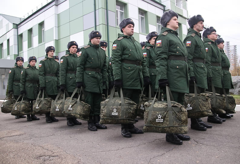 Церемония отправки к местам прохождения службы новобранцев из Донецкой и Луганской народных республик и Ростовской области, в тыловые подразделения и войска материально-технического обеспечения Южного военного округа (ЮВО). Военнослужащие перед отправкой