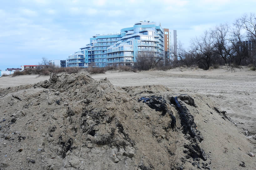 Песок с мазутом на Центральном пляже в Анапе