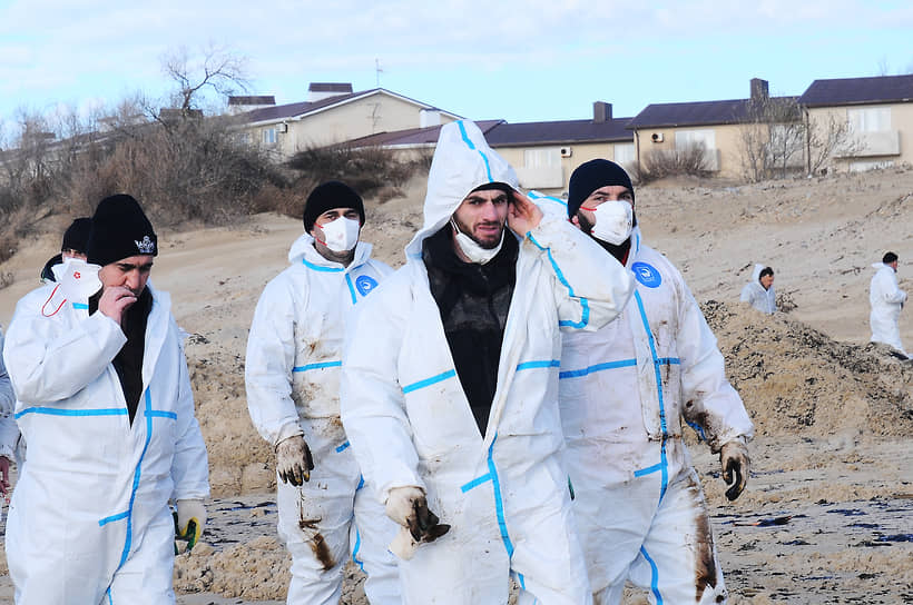 Волонтеры на пляже в Джемете