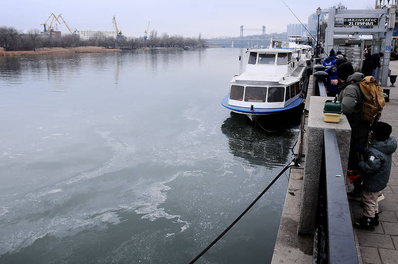 Рыбаки пришли рыбачить вместе с детьми