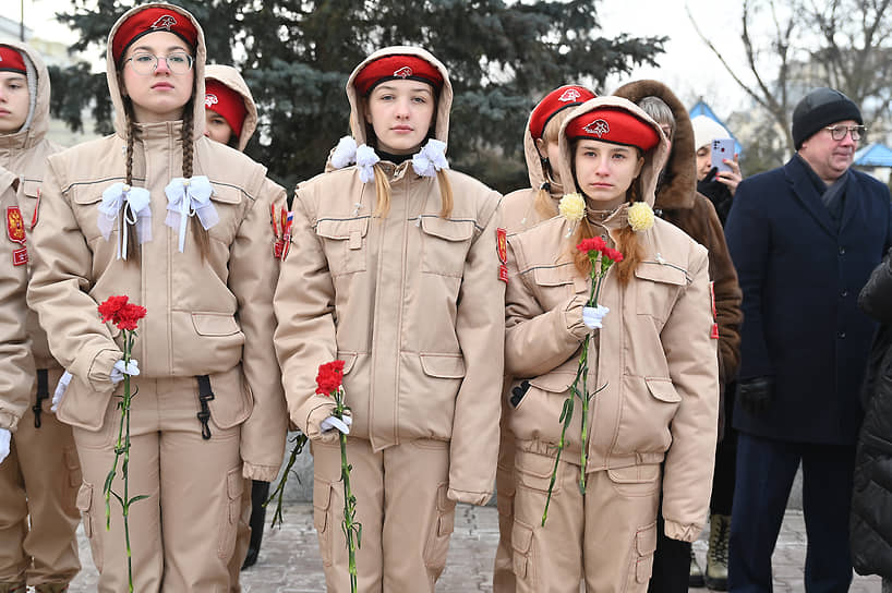 Цветы к памятнику возложили юнармейцы