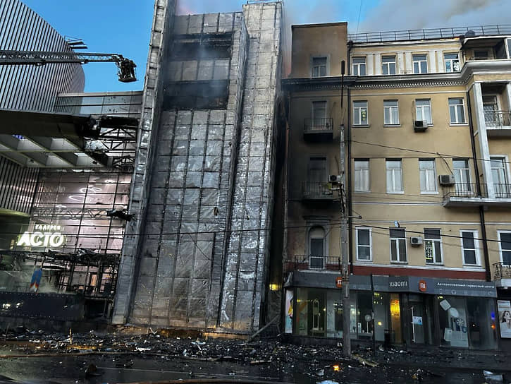 Специалистам МЧС удалось оперативно ликвидировать открытое горение на площади 1100 кв. метров, а потом и потушить пожар
