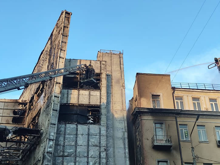 Специалистам МЧС удалось оперативно ликвидировать открытое горение на площади 1100 кв. метров, а потом и потушить пожар