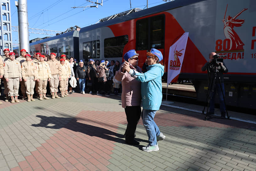 Торжественный запуск состава прошел в теплой и праздничной атмосфере