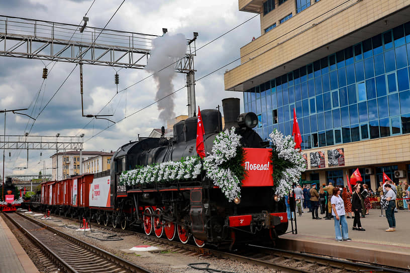 Исторический подвижной состав вел паровоз Эр 739-99