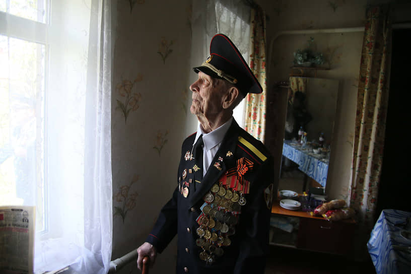Парад состоялся у дома ветерана — в Железнодорожном районе Ростова, на ул. Свердловская