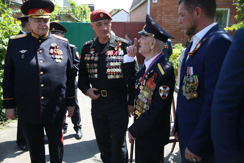 Военнослужащие и представители власти внимательно слушали рассказ ветерана