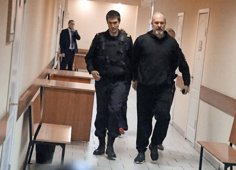 Бывшего замгубернатора — министра транспорта Ростовской области Виталия Кушнарева обвиняют в получении взятки и незаконном хранении оружия