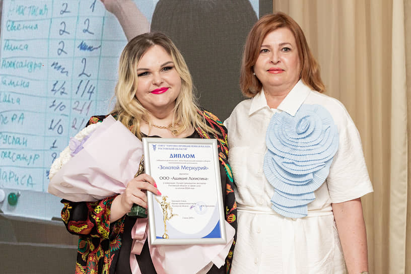 Директор ООО «ВТА-Лайн» Наталья Беседина (справа) вручила руководителю ООО «Адамант Логистика» Светлане Плеховой почетный диплом победителя регионального этапа «Золотой Меркурий» и памятную статуэтку