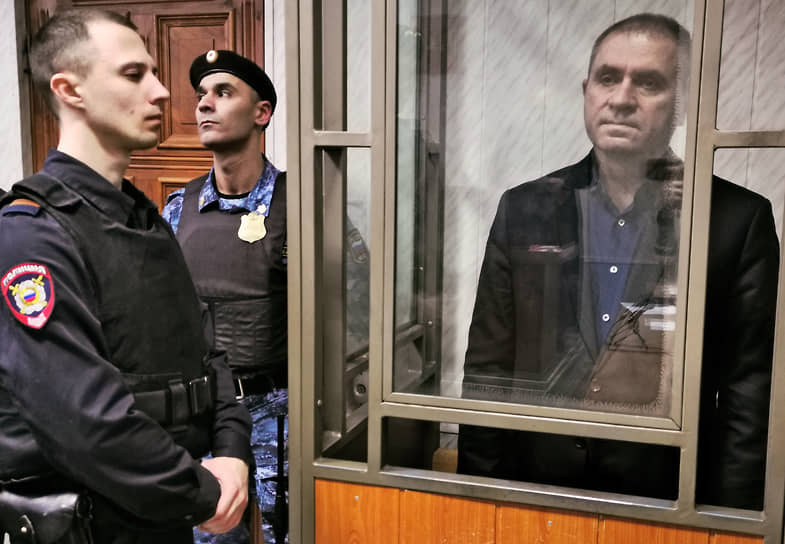 Суд запретил Константину Рачаловскому общение со свидетелями и иными участниками судопроизводства и использование средств связи и интернета