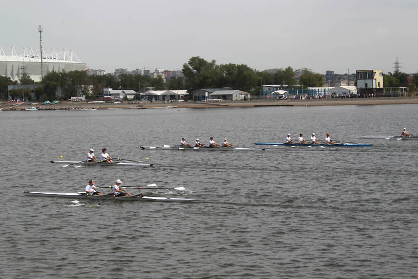 Но некоторые выбирают более командный вид – греблю на байдарках
