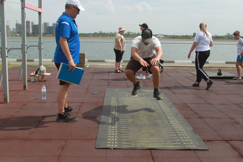 Желающие могли попрыгать в длину
