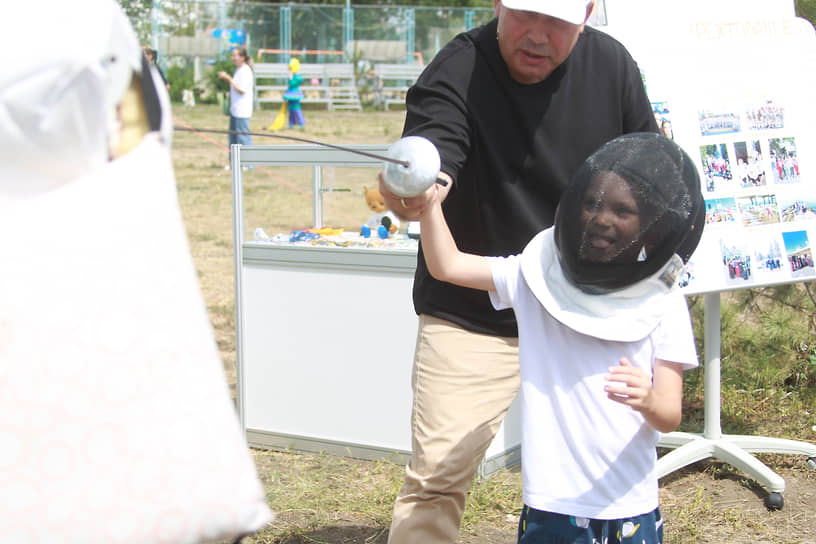 Среди участников спортивного праздника были и те, кто захотел потренироваться в фехтовании
