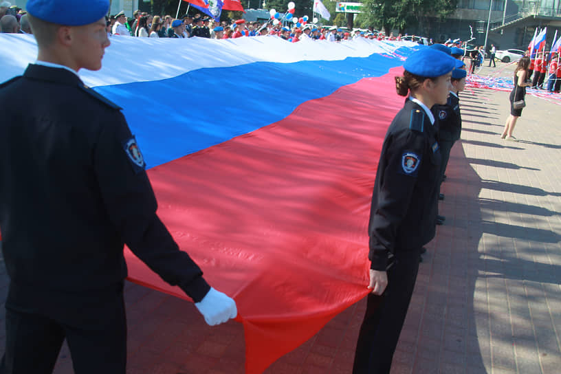 В этом году перед мультимедийным комплексом «Россия — Моя история» развернули 60-метровый российский триколор