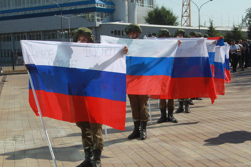 Также участники пронесли флаги с подписями командиров подразделений, участвующих в СВО