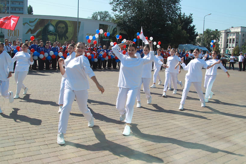 В честь Дня флага в городе и области проходят праздничные концерты, велопробеги, спортивные соревнования, конкурсы детского творчества и книжные выставки