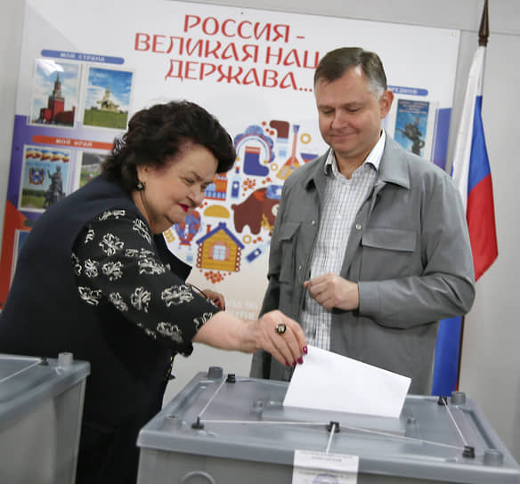 С 81,25% голосов победил представитель «Единой России» Юрий Слюсарь, назначенный врио губернатора Ростовской области в ноябре 2024 года. На участок он пришел вместе с мамой 