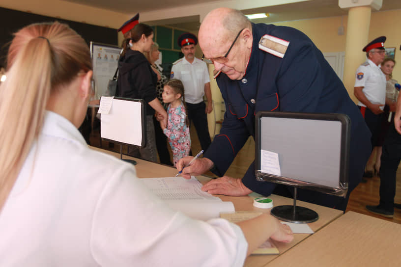 Казаки голосуют на выборах
