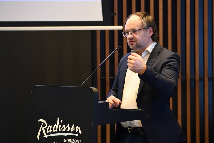 По словам директора центра инвестиционного анализа и макроэкономических исследований ЦСР Даниила Наметкина, замедление деловой активности сопровождается спадом в кредитовании после бума 2023-2024 годов: к 1 июля 2025-го кредитный портфель бизнеса достиг 77,8 трлн рублей
