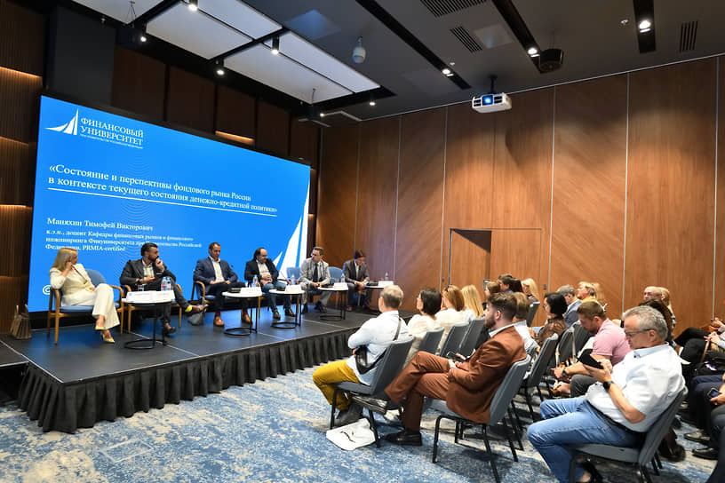 Доцент кафедры финансовых рынков и финансового инжиниринга Финуниверситета при Правительстве РФ Тимофей Маняхин сообщил, что за минувшие 3,5 года, с 2022-го по первую половину 2025-го, объем сбережений населения России на банковских депозитах вырос более чем вдвое: с 29,1 трлн руб. до 60,8 трлн рублей
