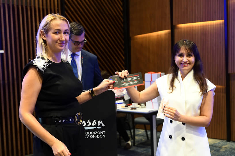 Одним из ярких моментов встречи стал розыгрыш сертификатов от партнера мероприятия — «ААА Моторс» (официальный дилер бренда Hongqi). Компания представила компактный кроссовер Hongqi HS3, который сочетает в себе премиальный дизайн и передовые технологии
