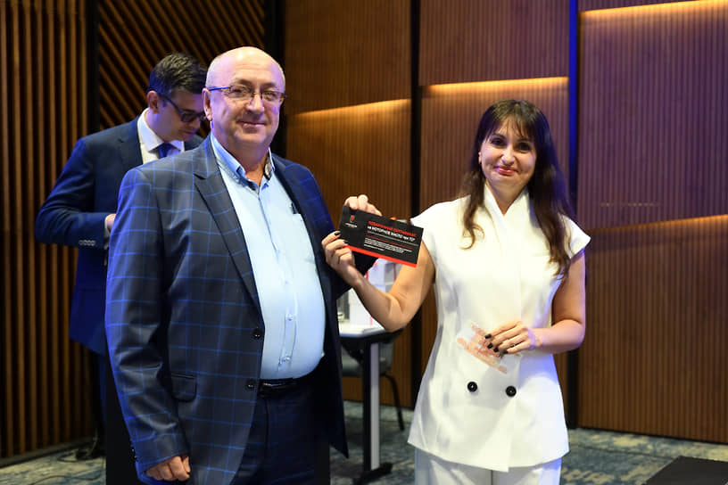 Одним из ярких моментов встречи стал розыгрыш сертификатов от партнера мероприятия — «ААА Моторс» (официальный дилер бренда Hongqi). Компания представила компактный кроссовер Hongqi HS3, который сочетает в себе премиальный дизайн и передовые технологии
