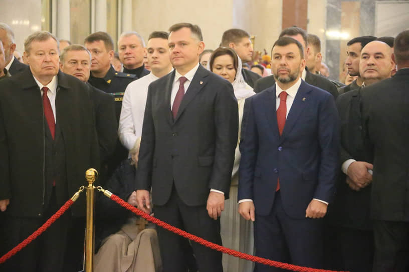 В божественной литургии приняли участие полномочный представитель президента РФ в Южном федеральном округе Владимир Устинов, губернатор Ростовской области Юрий Слюсарь, глава ДНР Денис Пушилин
