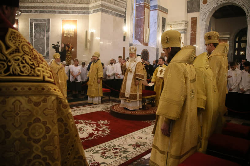 Божественную литургию патриарх Кирилл совершил в сослужении главы Донской митрополии митрополита Ростовского и Новочеркасского Меркурия, преосвященных архипастырей, духовенства Донской митрополии
