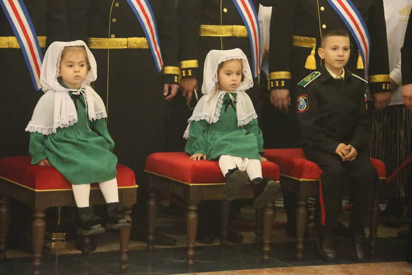 Дети наблюдают за процессом освящения храма
