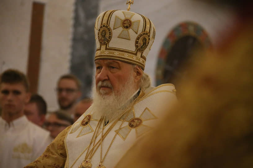 По окончании богослужения Святейший Патриарх Кирилл поблагодарил всех, кто принимал участие в создании храма, и вручил награды благотворителям
