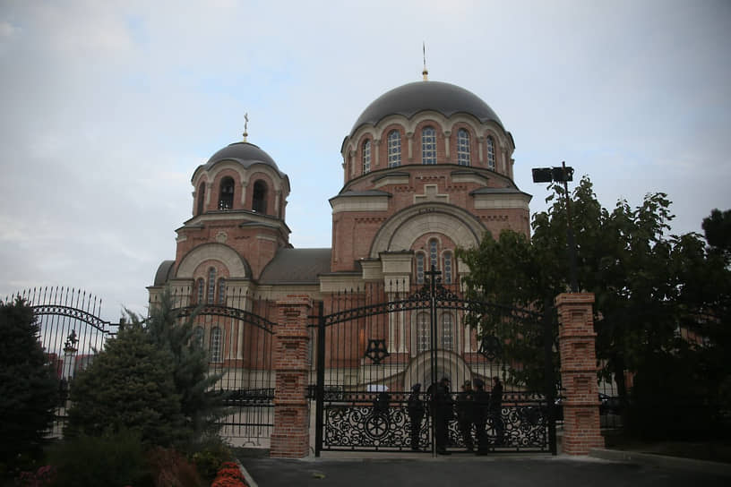 Храм Георгия Победоносца расположен в западном жилом массиве Ростова-на-Дону. Его строительство началось в 2012 году. В 2021 году указом главы Донской митрополии храму был официально присвоен статус главного православного воинского храма ЮВО
