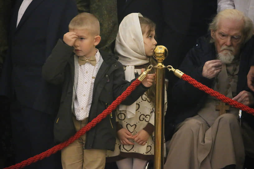 Дети в храме
