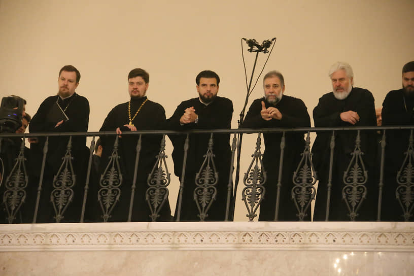 Священнослужители во время освящения храма
