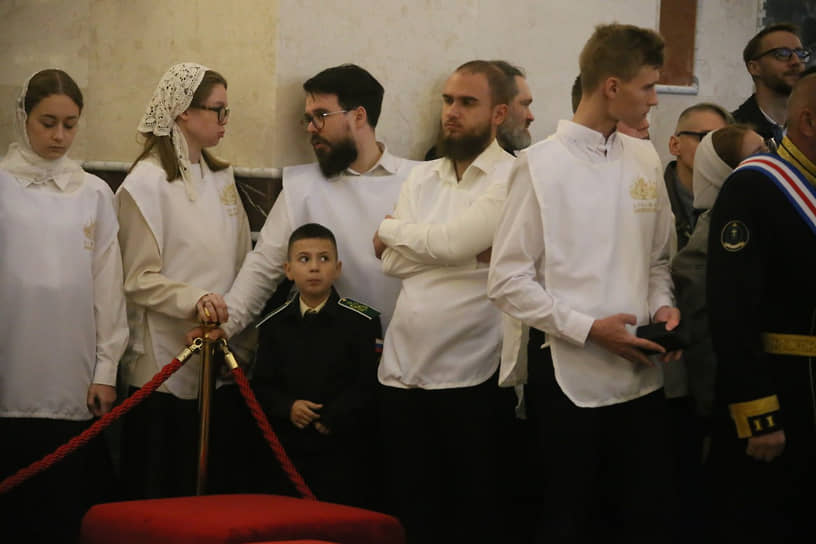 Прихожане в храме
