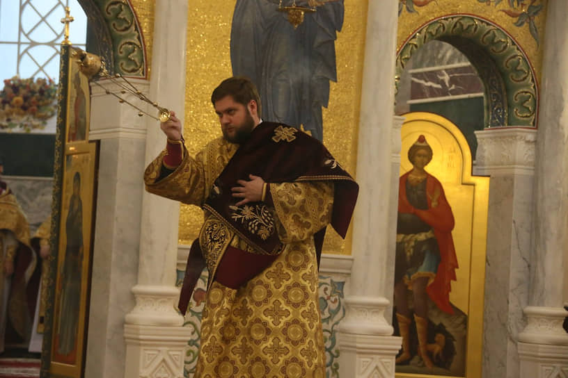 Священнослужитель в храме
